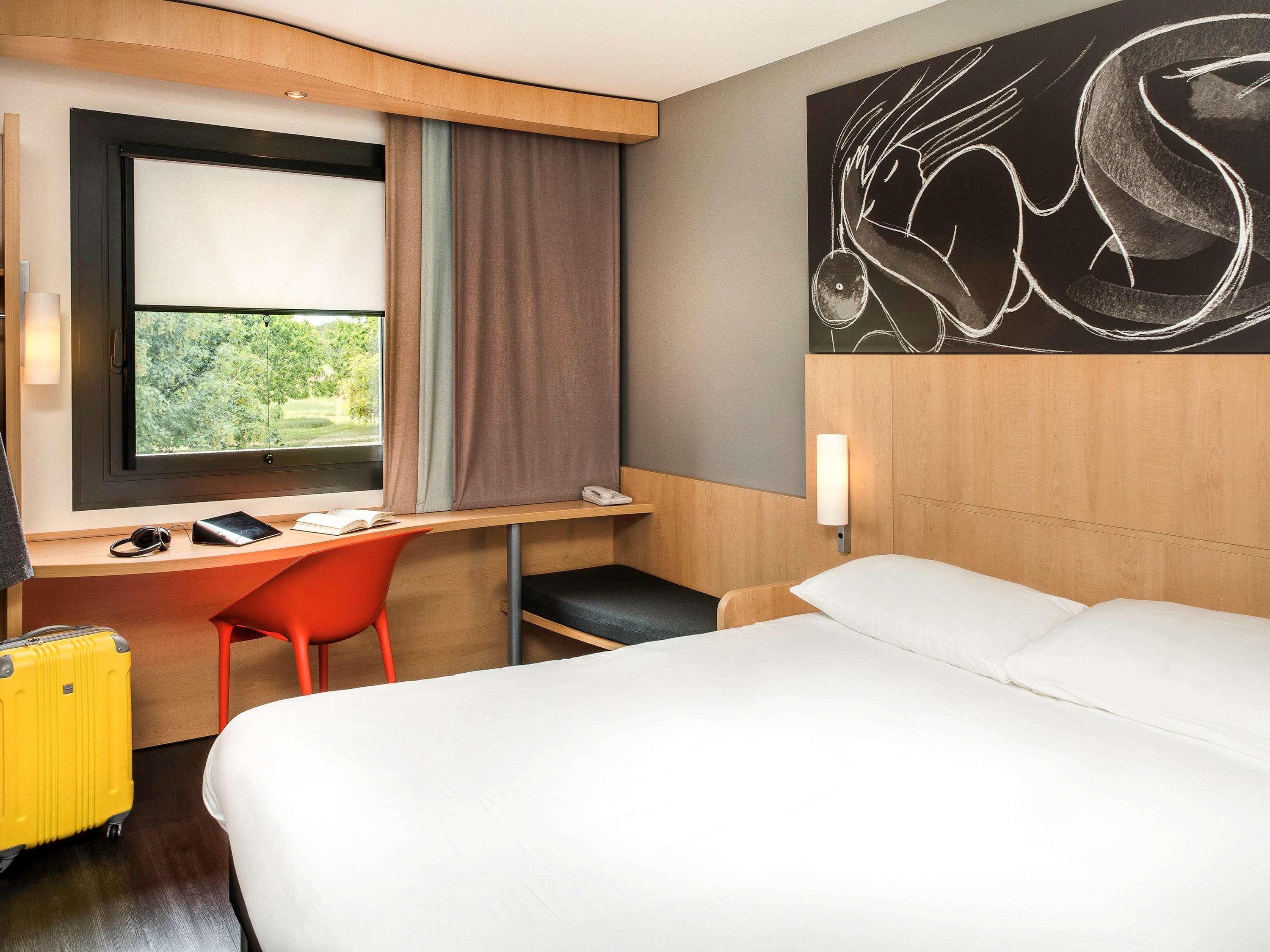 Ibis Montceau Les Mines Hotel Exterior foto
