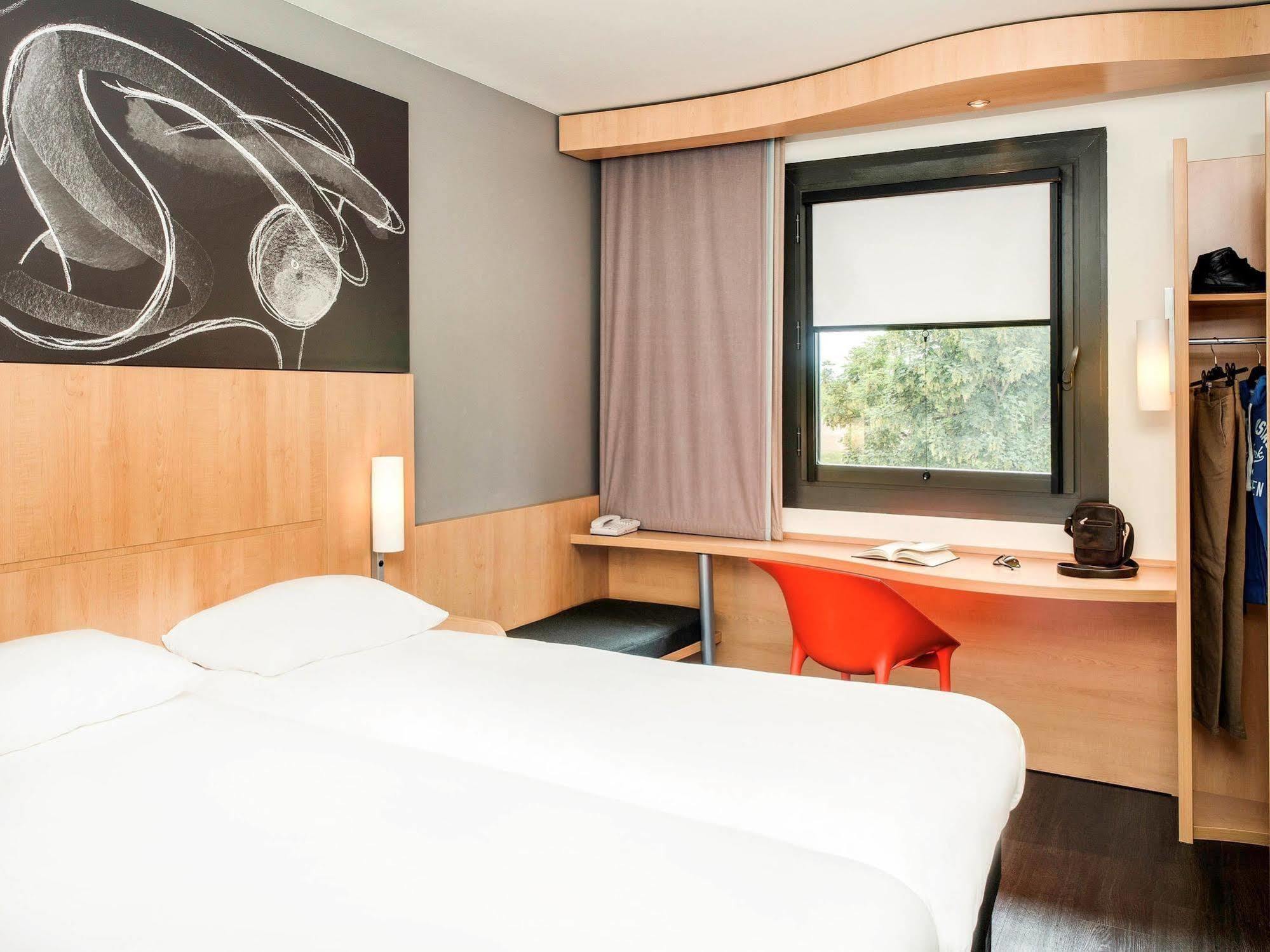 Ibis Montceau Les Mines Hotel Exterior foto