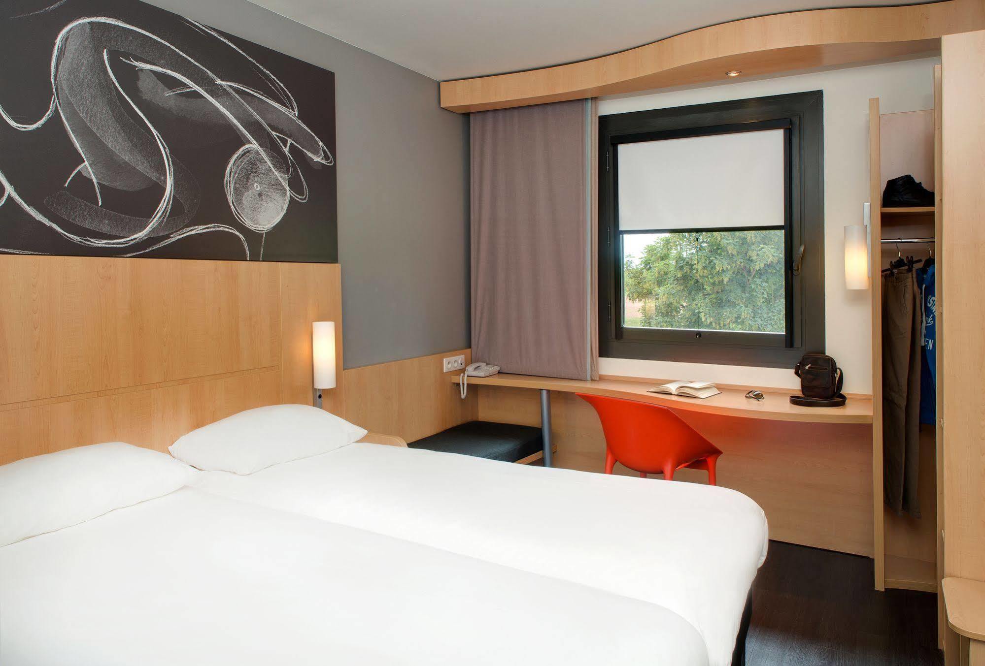 Ibis Montceau Les Mines Hotel Exterior foto